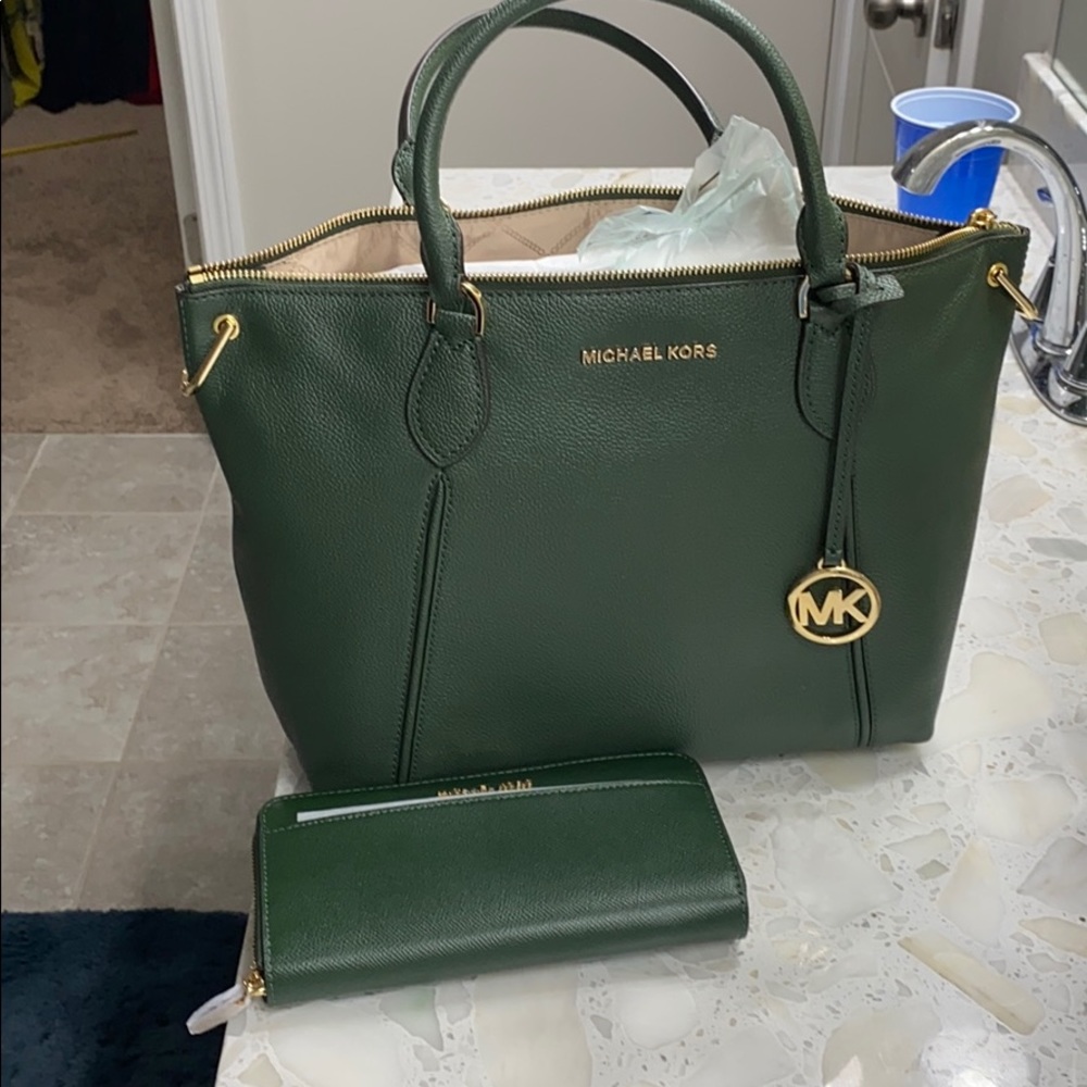 ❌SOLD❌Micheal kors Moss Sierra handbag and wallet